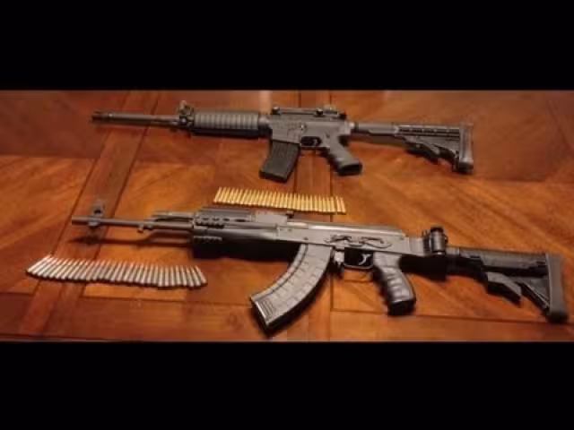Las armas que llevaba el joven eran una AK47 y una réplica de AR-15. Foto: Especial