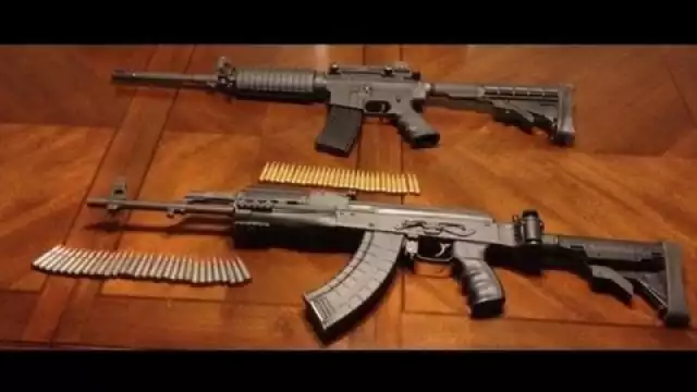 Las armas que llevaba el joven eran una AK47 y una réplica de AR-15. Foto: Especial