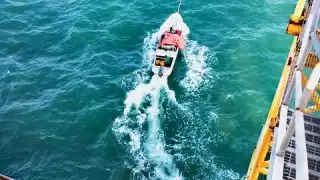 Por su seguridad, 17 empleados que aún se encuentran en dicha plataforma se resguardaron en la cabina de control