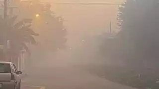 a localidad amaneció una vez más bajo una densa neblina, causada por la quema de desperdicios en el tiradero municipal, que no había sido extinguida