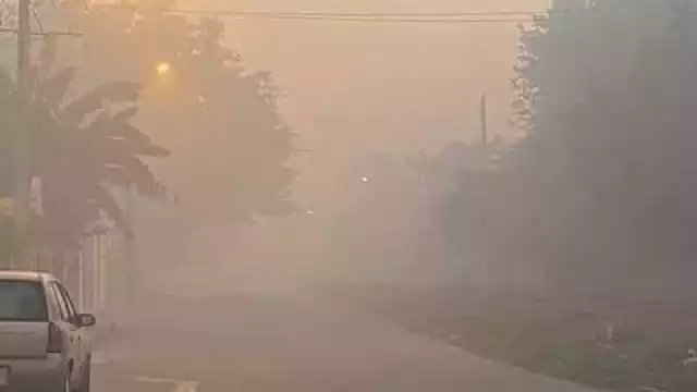a localidad amaneció una vez más bajo una densa neblina, causada por la quema de desperdicios en el tiradero municipal, que no había sido extinguida