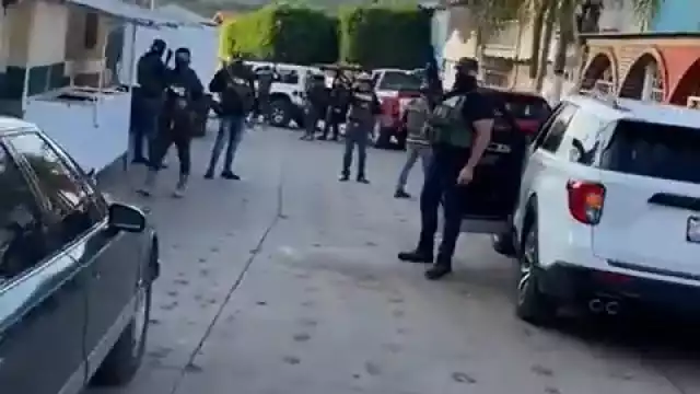 Hombres con armas largas y chalecos antibalas con las siglas CJNG llegaron a El Volantín, Jalisco. Foto: Captura de pantalla