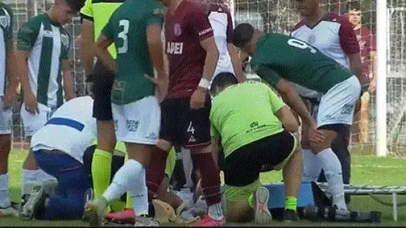 Debido a la gravedad de la lesión, Lautaro fue retirado de la cancha en camilla Debido a la gravedad de la lesión, Lautaro fue retirado de la cancha en camilla