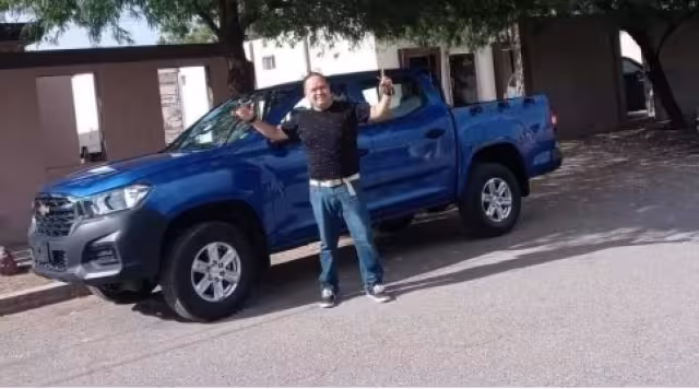 Así es la lujosa camioneta que Christian Nodal el regaló a su maestro de primaria