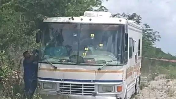 La mayoría de los impactos de bala en el cámper abandonado en Carrillo Puerto fueron en su parabrisas, pero no hallaron casquillos en el sitio, indicó la FGE Quintana Roo La mayoría de los impactos de bala en el cámper abandonado en Carrillo Puerto fueron en su parabrisas, pero no hallaron casquillos en el sitio, indicó la FGE Quintana Roo
