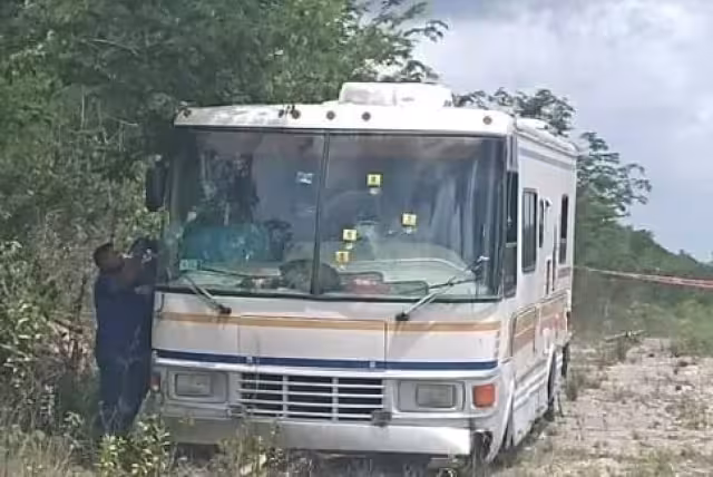 La mayoría de los impactos de bala en el cámper abandonado en Carrillo Puerto fueron en su parabrisas, pero no hallaron casquillos en el sitio, indicó la FGE Quintana Roo