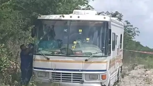 La mayoría de los impactos de bala en el cámper abandonado en Carrillo Puerto fueron en su parabrisas, pero no hallaron casquillos en el sitio, indicó la FGE Quintana Roo