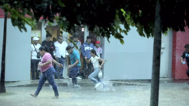 Personal de Protección Civil pidió a la población evitar los posibles encharcamientos