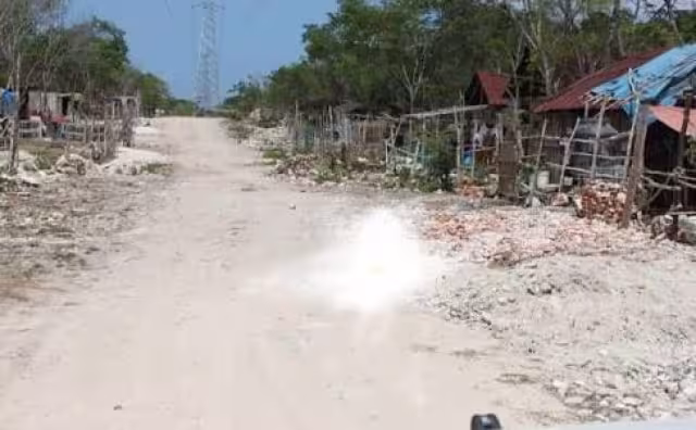 En esta zona viven 700 familias que enfrentan problemas como la violencia intrafamiliar y el peligro de la alta tensión en Playa del Carmen
