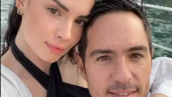 Mauricio Ochmann se vio muy bien acompañado en Los Cabos, Baja California Sur