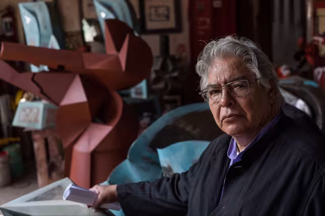 Nacido en Chihuahua en 1947, ha levantado con acero y pintura un lenguaje escultórico propio: 278 obras.