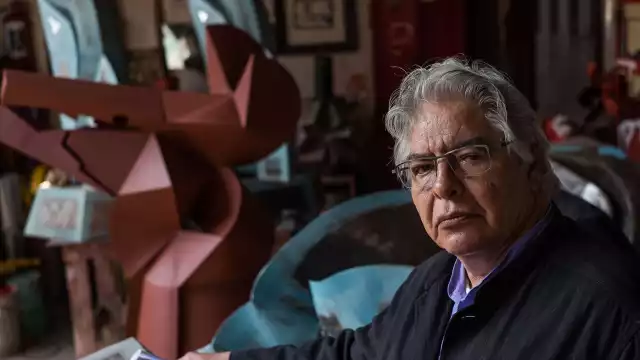 Nacido en Chihuahua en 1947, ha levantado con acero y pintura un lenguaje escultórico propio: 278 obras.