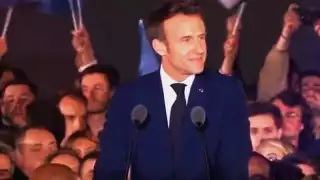 Emmanuel Macron dio un discurso frente a la Torre Effiel, tras su victoria electoral. Foto: Captura de pantalla
