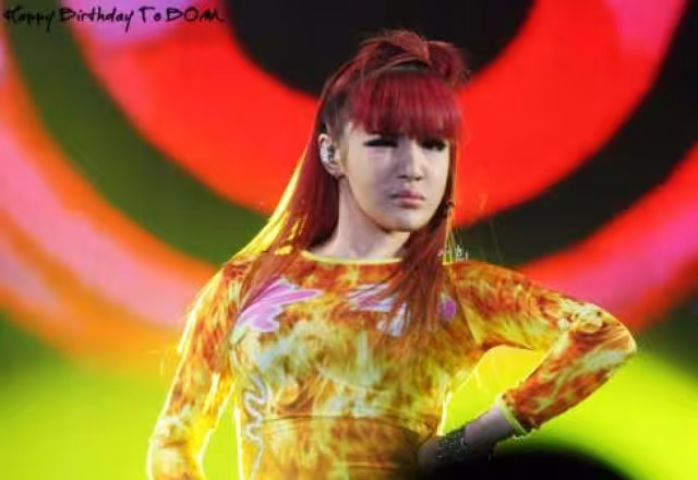 Rosalía genera ola de memes por su guiño en "Bizcochito"