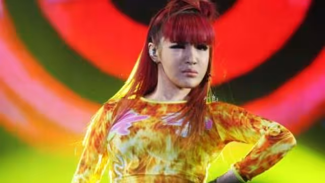 Rosalía genera ola de memes por su guiño en "Bizcochito"