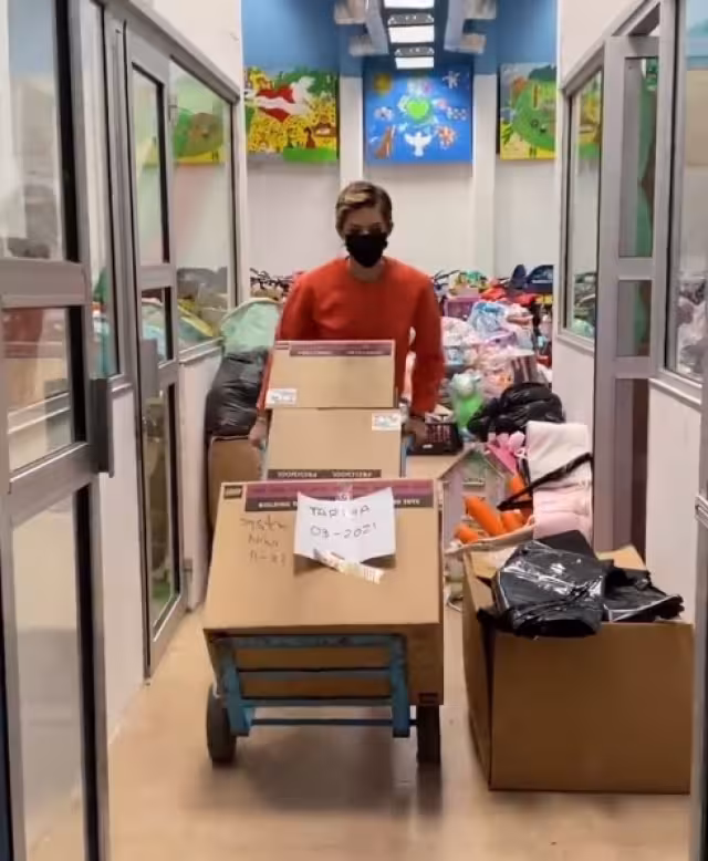 Poco más de las 3 de la mañana para acomodar juguetes para los niños del DIF Capullo