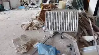 En el lugar aún se encuentran trastes del restaurante que fue explotado