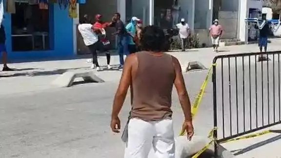 Entre la disputa, unos transeúntes terminaron lesionados Entre la disputa, unos transeúntes terminaron lesionados