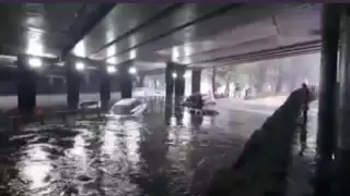 Vehículos terminan prácticamente sumergidos por intensas lluvias en en Edomex