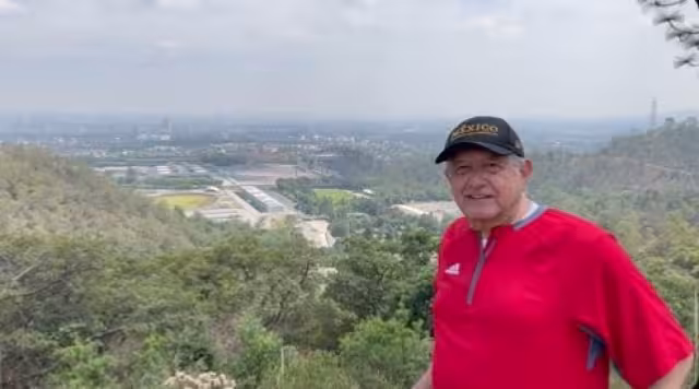 AMLO compartió un video en el que aparece desde el Heroico Colegio Militar. Foto: Captura de pantalla