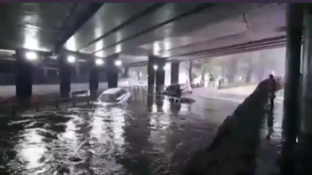 Vehículos terminan prácticamente sumergidos por intensas lluvias en en Edomex