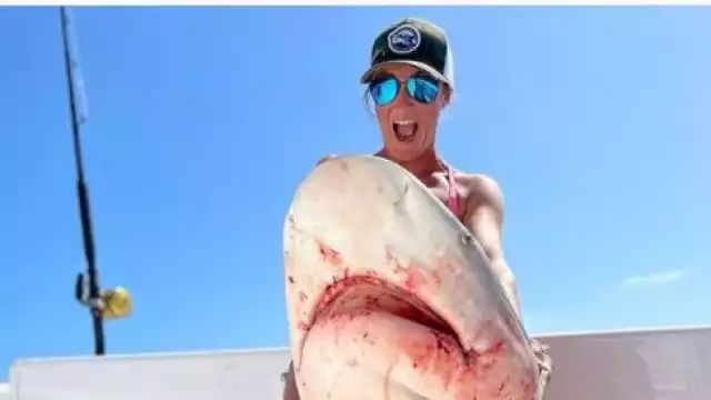 Una mujer se hace viral en redes por matar tiburones