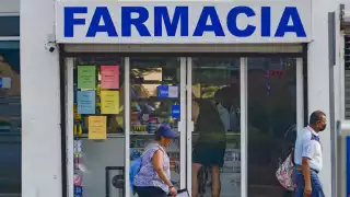 Farmacias de Cancún contratan personal sin la escolaridad mínima estipulada por la Cofepris