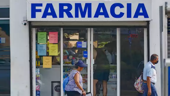 Muchos de los vendedores de farmacias en Cancún no cuentan ni con la secundaria terminada