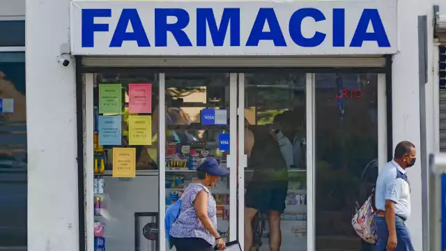 Muchos de los vendedores de farmacias en Cancún no cuentan ni con la secundaria terminada