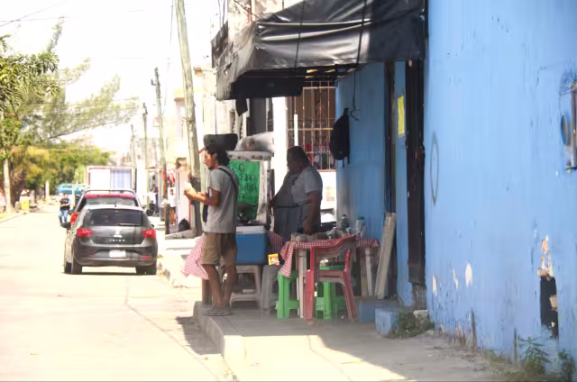 El reglamento  municipal establece  al menos dos  metros libres para  el tránsito peatonal