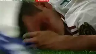 El jugador mexicano sufrió un duro golpe con la rodilla del arquero de Trinidad y Tobago