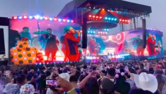 La banda mexicana reunió a más de mil personas en el escenario que se presentó en Coachella. Foto: Captura de pantalla