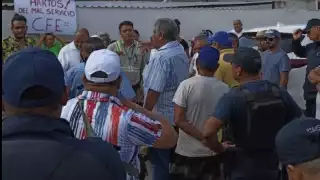 Se logra apreciar a los ciudadanos con cartulinas con mensajes escritos "Hartos del mal servicio de la CFE"