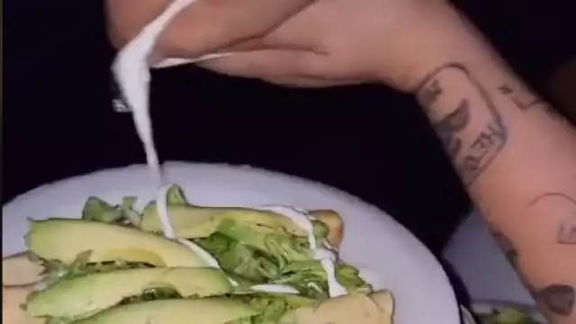 Las amigas se prepararon unas flautas con su lechuga, crema y hasta el aguacate