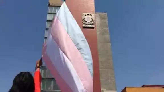 La comunidad LGBTQ+ de la UNAM protestó por un foro que consideró transfóbico. Foto: Captura de pantalla La comunidad LGBTQ+ de la UNAM protestó por un foro que consideró transfóbico. Foto: Captura de pantalla