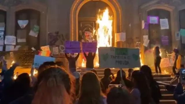 Manifestantes gritaban "quémenlo todo", mientras el fuego ardia. Foto: Captura de Pantalla