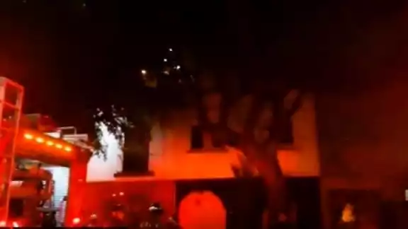 El incendio fue provocado por acumulación de gas LP, aseguraron elementos de bomberos. Foto: Captura de pantalla