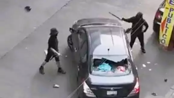 El pasado miércoles se registró una agresión por parte de activistas feministas que ocupan la CNDH. Foto: Captura de pantalla El pasado miércoles se registró una agresión por parte de activistas feministas que ocupan la CNDH. Foto: Captura de pantalla