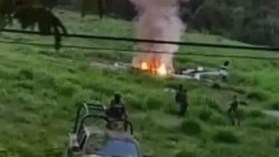Un helicóptero fue incendiado