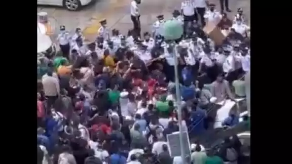 Personal del IMSS La Raza e enfrentan con elementos de la Policía Capitalina: VIDEO