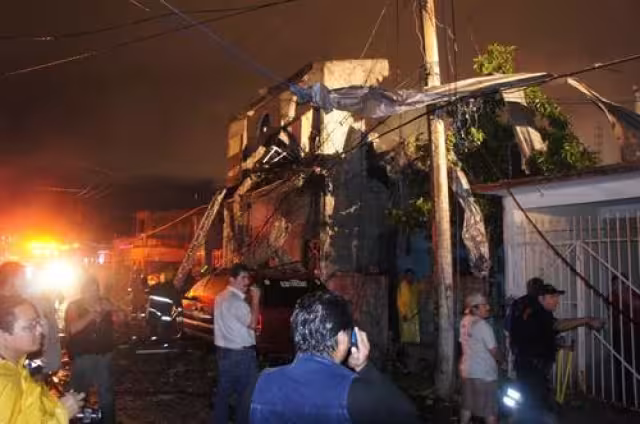 Vender mercancía con pólvora está prohibido, pero los comerciantes logran una y otra vez evadir el reglamento e incluso elaboran sus propios artefactos