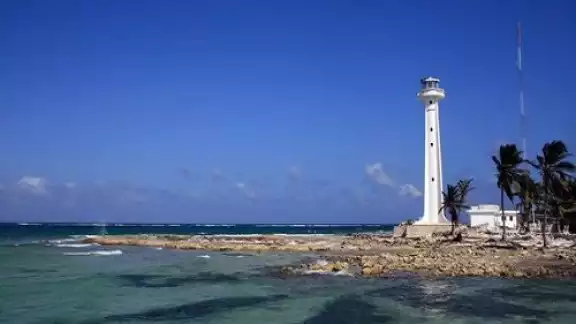 Para llegar a Punta Herrero, se debe tomar una lancha desde Punta Allen