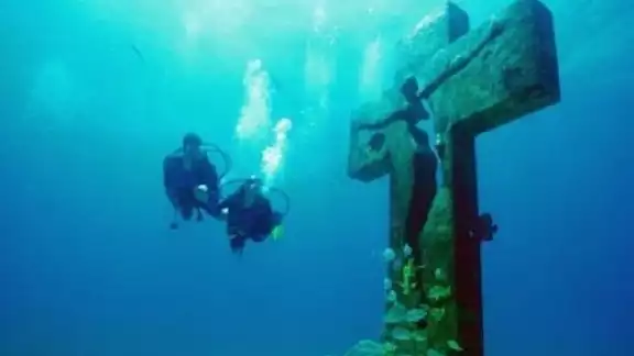 La Cruz de la Bahía en Isla Mujeres, un símbolo de respeto a fallecidos en el mar La Cruz de la Bahía en Isla Mujeres, un símbolo de respeto a fallecidos en el mar
