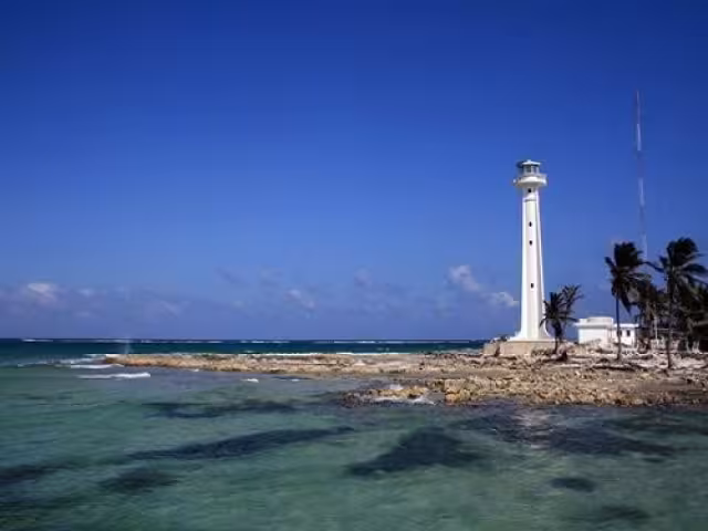 Para llegar a Punta Herrero, se debe tomar una lancha desde Punta Allen