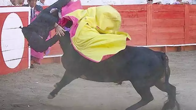 El matador fue revolcado y corneado en par de ocasiones por el astado de la ganadería de San Pablo