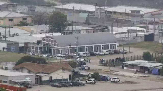 Medios locales dijeron que se escucharon muchos disparos en el interior de los penales, pero las autoridades no confirmaron si los reos tenían armas de fuego