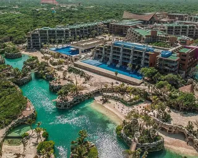 El turista extranjero murió ahogado en las albercas de Xcaret.
