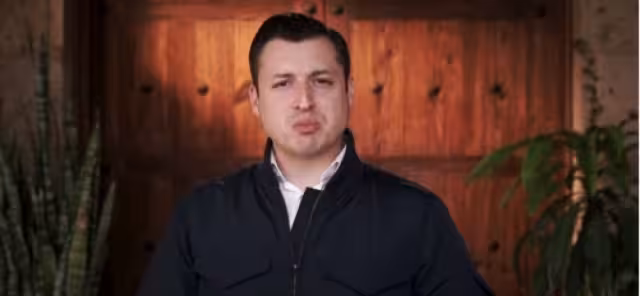 En un video difundido en Twitter, grabado supuestamente el 28 de abril, se le ve al edil se ve desorientado