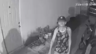 En el video subido a redes sociales, se le ve junto con un cómplice llevarse una moto.