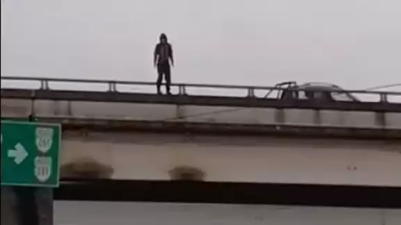 El joven se avienta de un puente luego de ver a una patrulla acercándose